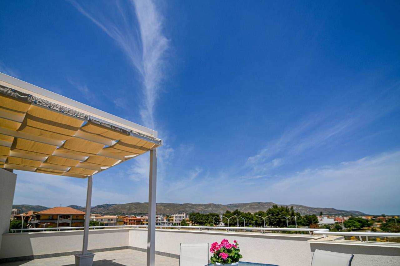 אבולה Villa Laura Charme Apartments מראה חיצוני תמונה