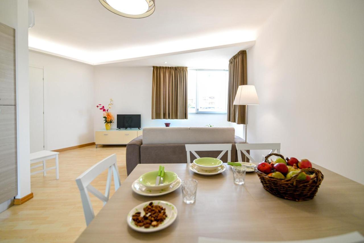 אבולה Villa Laura Charme Apartments מראה חיצוני תמונה