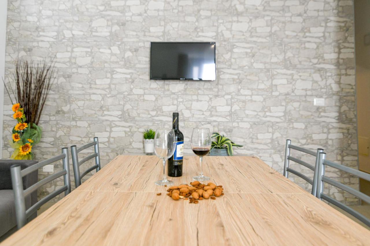 אבולה Villa Laura Charme Apartments מראה חיצוני תמונה