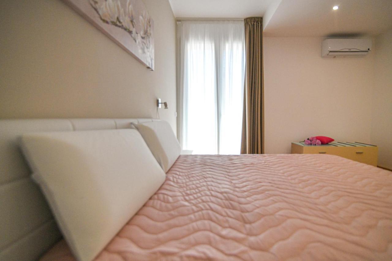 אבולה Villa Laura Charme Apartments מראה חיצוני תמונה