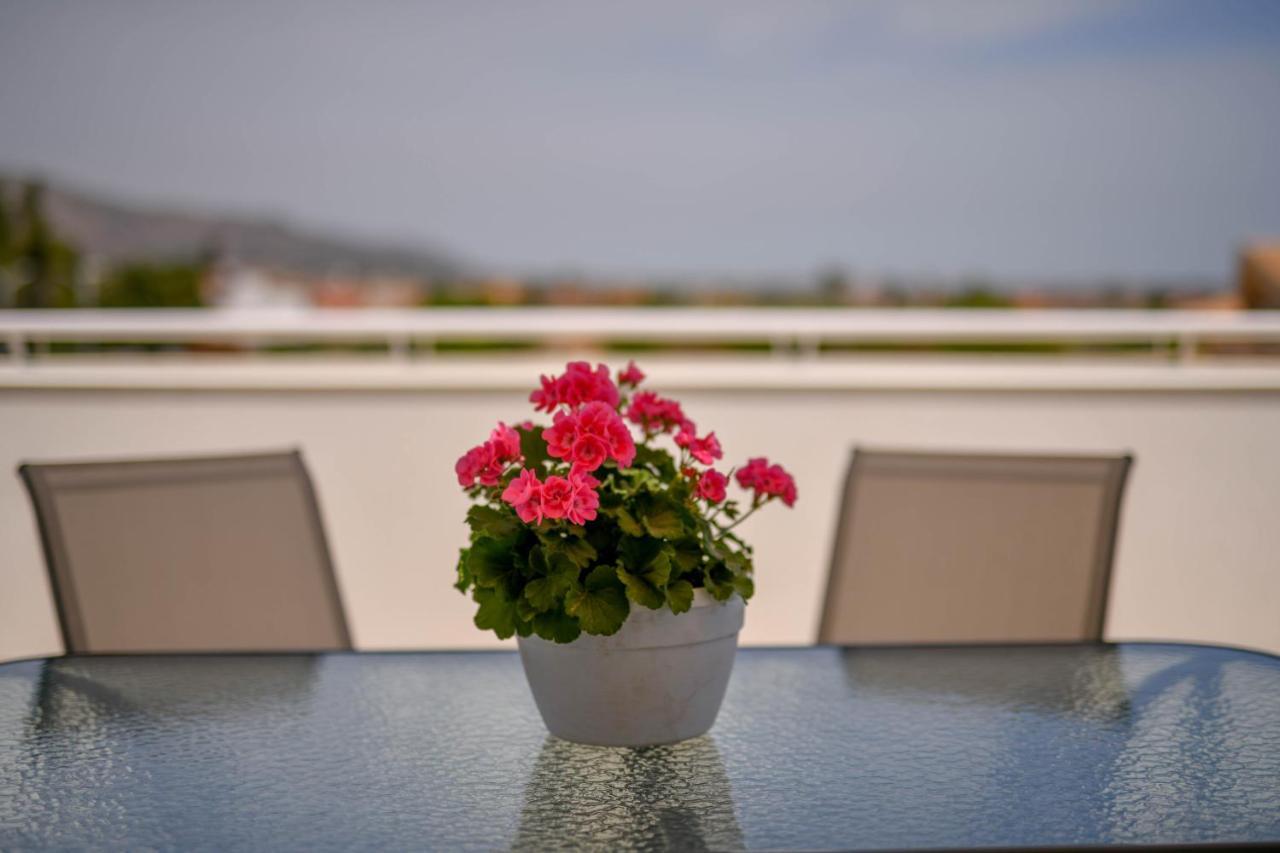 אבולה Villa Laura Charme Apartments מראה חיצוני תמונה