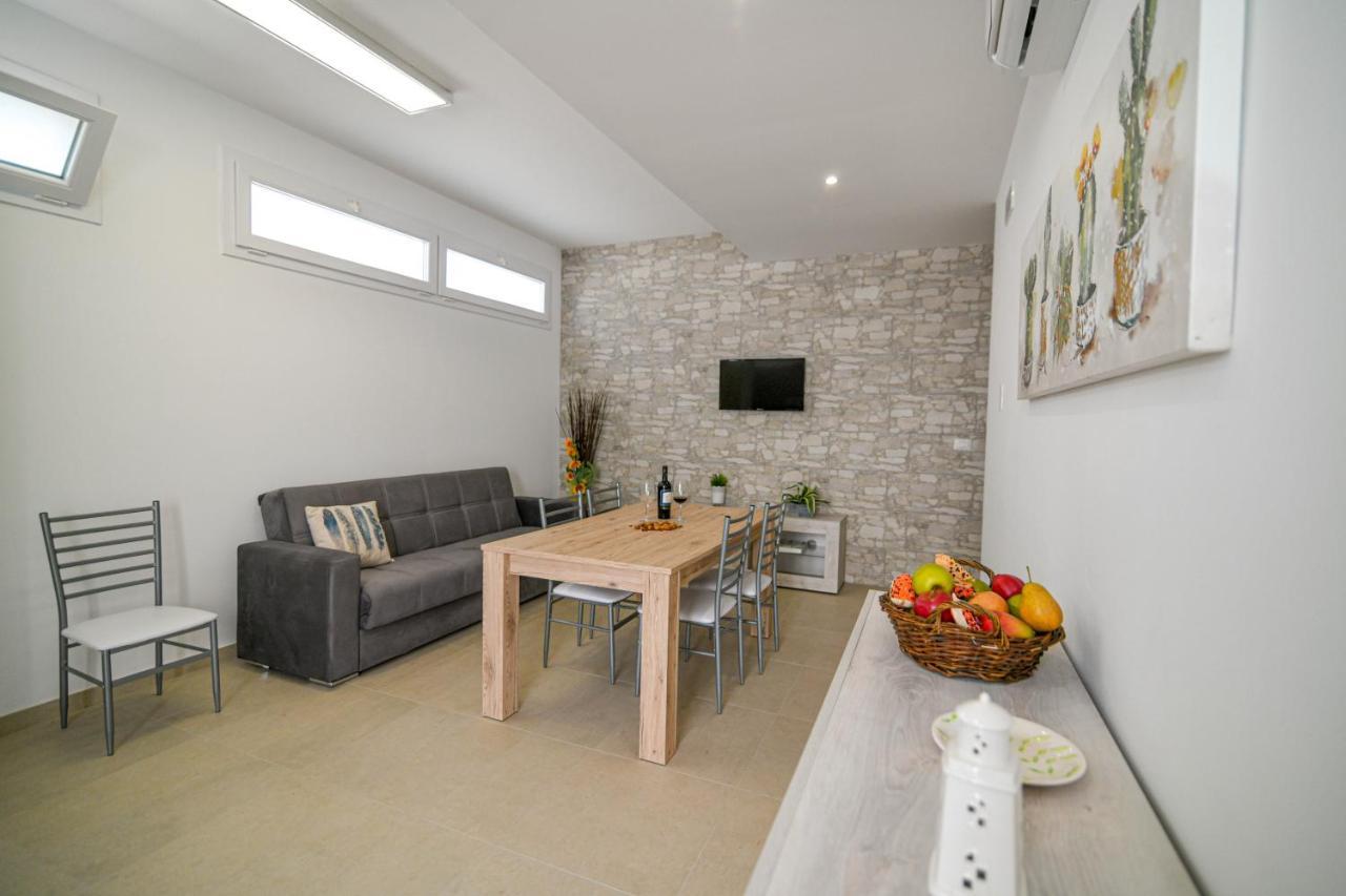 אבולה Villa Laura Charme Apartments מראה חיצוני תמונה