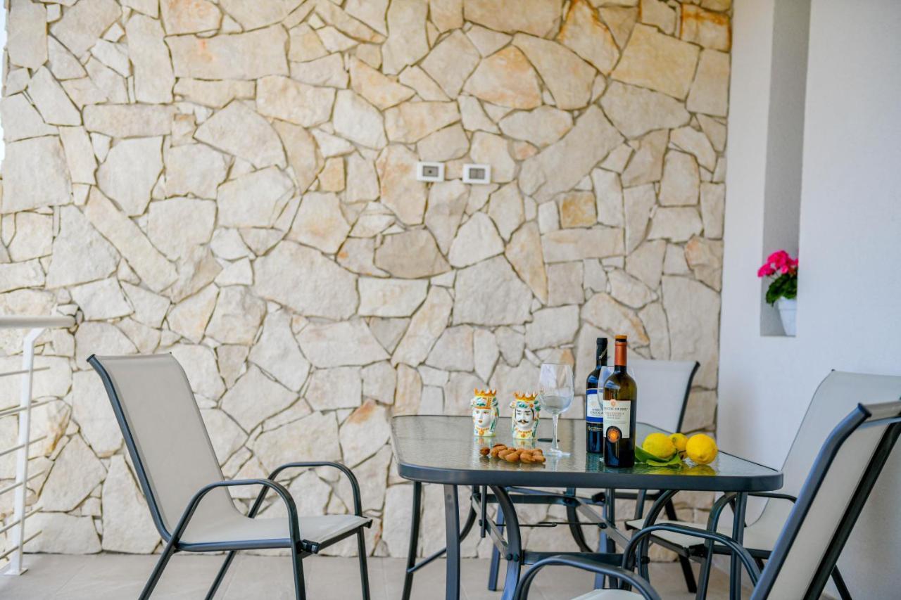 אבולה Villa Laura Charme Apartments מראה חיצוני תמונה