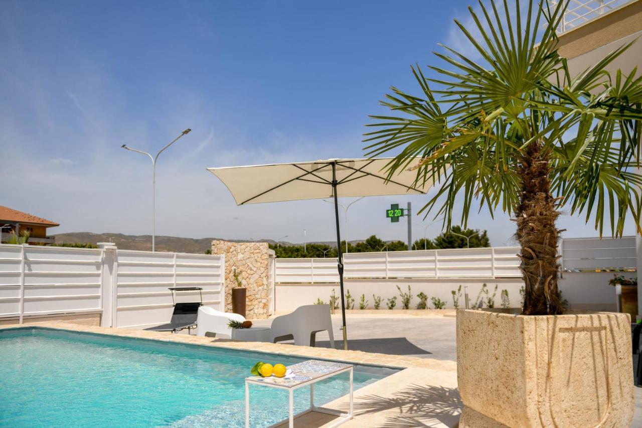 אבולה Villa Laura Charme Apartments מראה חיצוני תמונה