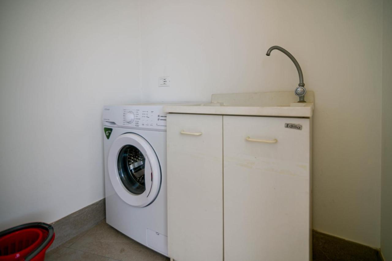 אבולה Villa Laura Charme Apartments מראה חיצוני תמונה
