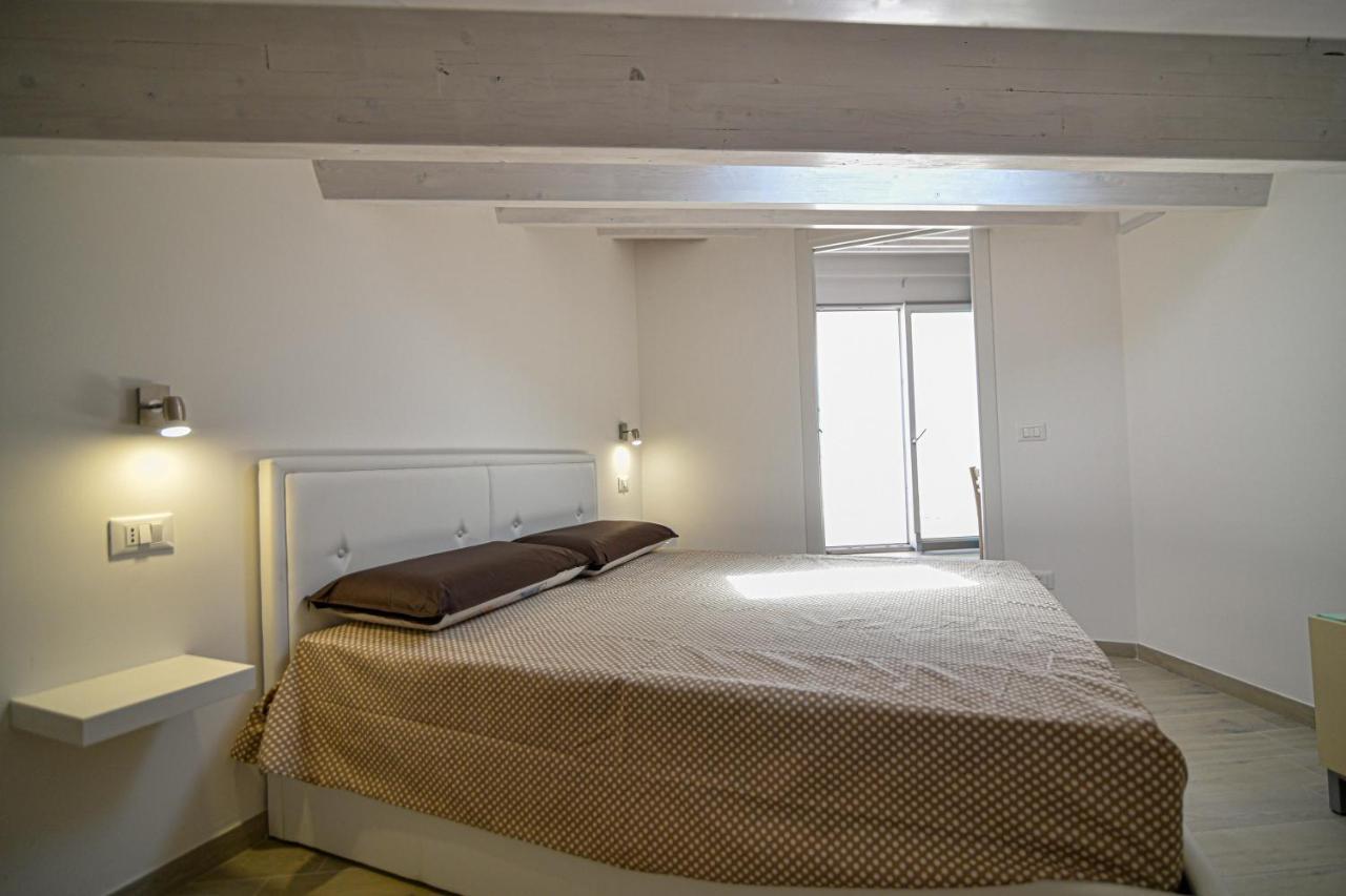אבולה Villa Laura Charme Apartments מראה חיצוני תמונה