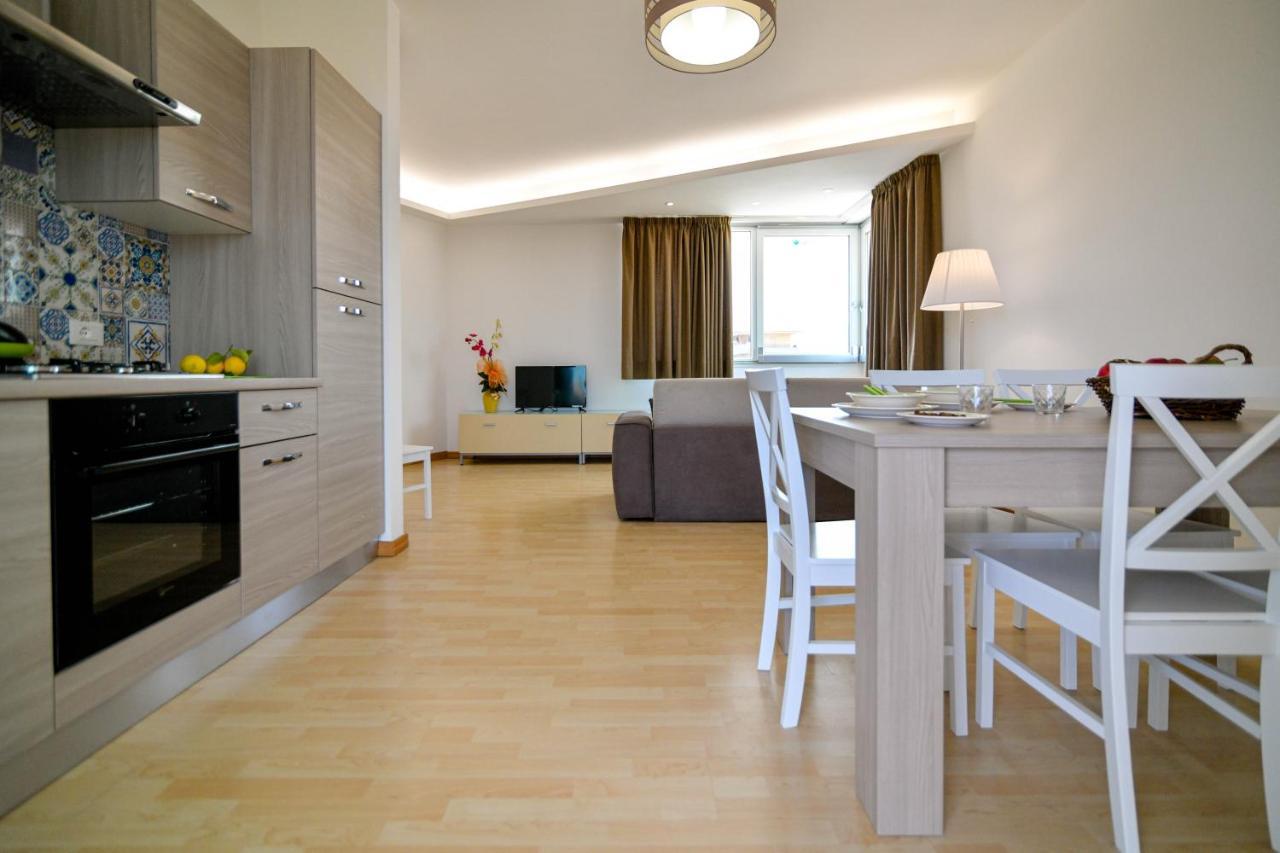 אבולה Villa Laura Charme Apartments מראה חיצוני תמונה