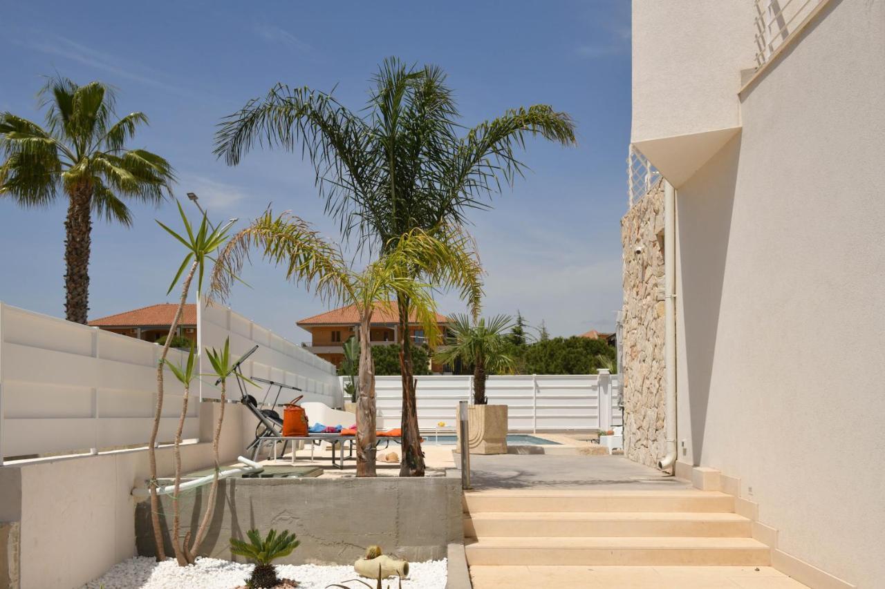 אבולה Villa Laura Charme Apartments מראה חיצוני תמונה