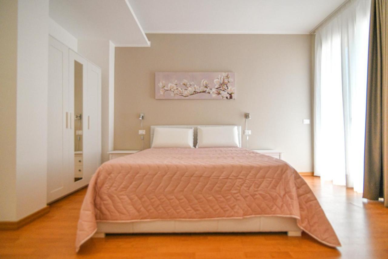 אבולה Villa Laura Charme Apartments מראה חיצוני תמונה