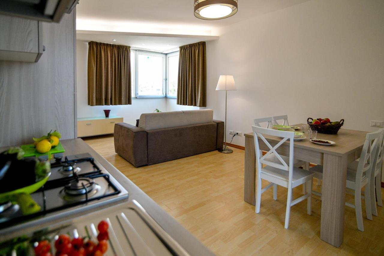 אבולה Villa Laura Charme Apartments מראה חיצוני תמונה