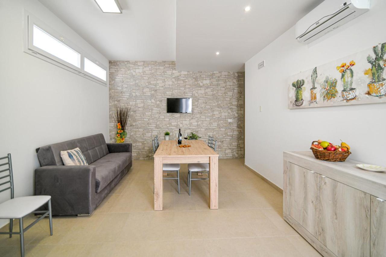 אבולה Villa Laura Charme Apartments מראה חיצוני תמונה