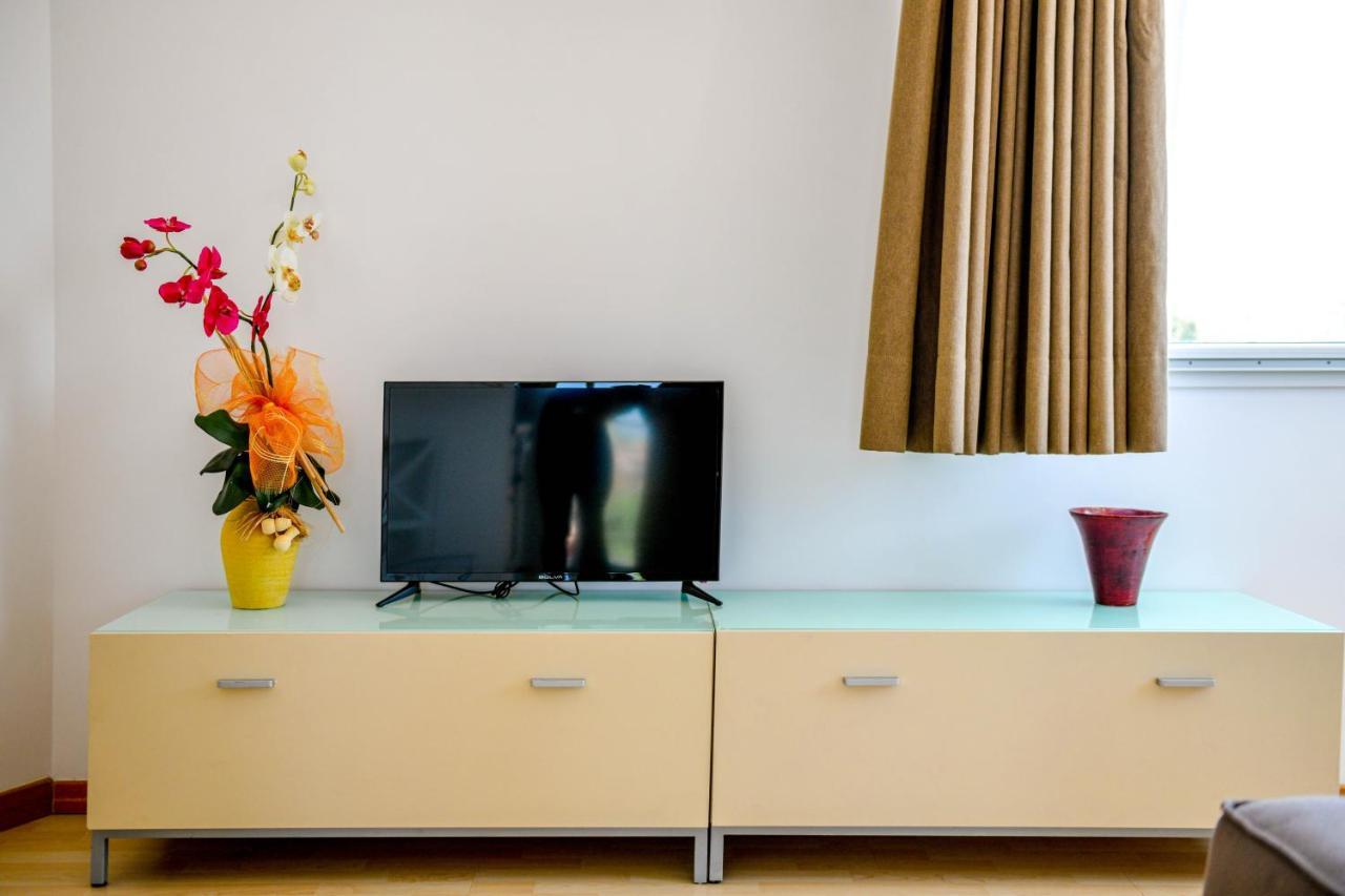אבולה Villa Laura Charme Apartments מראה חיצוני תמונה